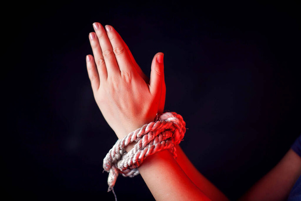 Kobieta ze związanymi rękami. Koncepcja przemocy wobec kobiet - Zdjęcie, obraz