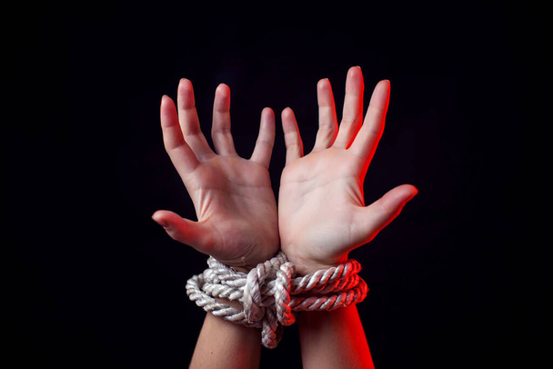 Nainen, jolla on sidotut kädet. Naisväkivallan käsite - Valokuva, kuva