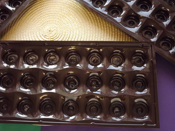 порожня пластикова упаковка з набору шоколадних цукерок
 - Фото, зображення