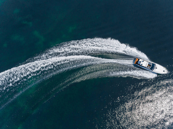 моторний човен у навігаційному повітрі
 - Фото, зображення