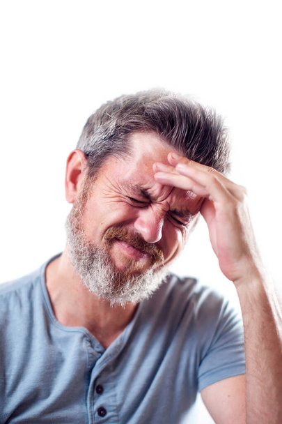 Homem sente forte dor de cabeça isolado. Conceito de pessoas, cuidados de saúde e medicina  - Foto, Imagem