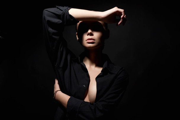 Модный портрет молодой красивой женщины. сексуальная девушка на черном фоне - Фото, изображение