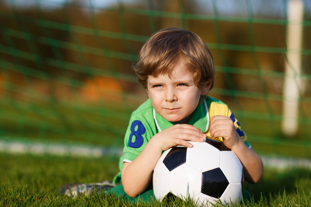sarışın çocuk futbol futbol futbol sahasında oynamak 4 - Fotoğraf, Görsel