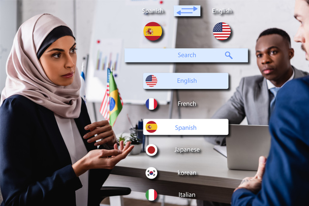 arabische Geschäftsfrau im Gespräch mit Dolmetscherin in der Nähe afrikanisch-amerikanischer Geschäftspartner, Übersetzungs-App-Interface-Illustration - Foto, Bild