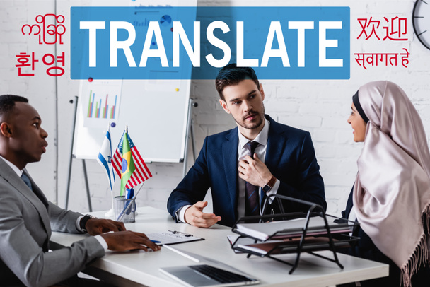 πολυπολιτισμικοί επιχειρηματικοί εταίροι που μιλούν στο γραφείο κατά τη διάρκεια συνάντησης με διερμηνέα, μεταφράζουν γράμματα κοντά στην εικονογράφηση ιερογλυφικών. Μετάφραση: "Μετάφραση" - Φωτογραφία, εικόνα