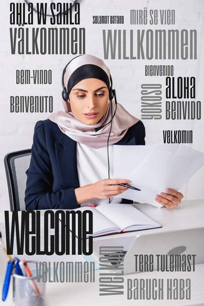 Переводчик арабского языка в наушниках с документами рядом с ноутбуком и ноутбуком, приветственное слово на разных языках иллюстрация - Фото, изображение