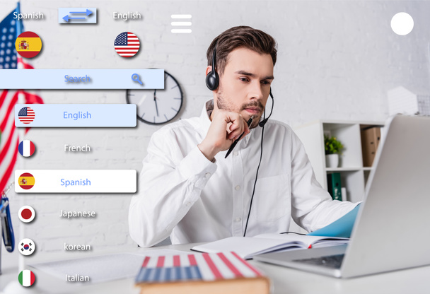 tolk in headset in de buurt van laptop en Engels woordenboek op wazig voorgrond, meertalige vertalen app interface illustratie - Foto, afbeelding