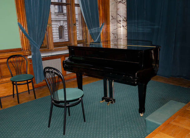 ゲームルームでピアノグランドピアノを演奏するグランドピアノブラック - 写真・画像