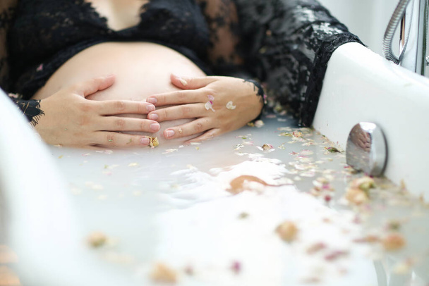 Όμορφη έγκυος γυναίκα σε ένα μπάνιο - Φωτογραφία, εικόνα