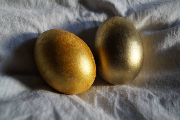 Золоті яйця на тканині
                - Фото, зображення