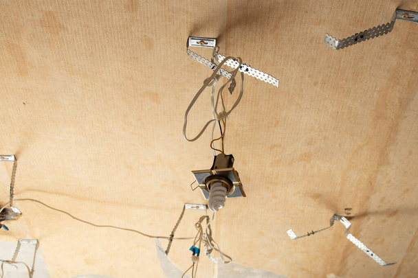 výměna elektrického osvětlení a vodičů na stropě bytu, oprava - Fotografie, Obrázek