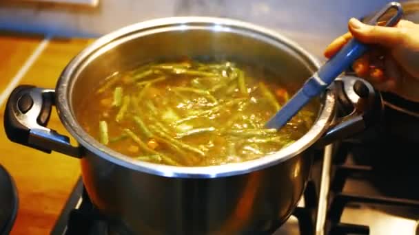 горіхово-трав'яний суп з м'ясом, що кипить у горщику. Хромовий горщик з супом
 - Кадри, відео