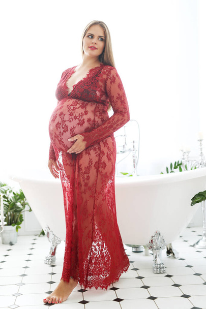 Hermosa mujer embarazada en un baño - Foto, Imagen