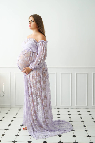 Красивая беременная женщина в ванной комнате - Фото, изображение