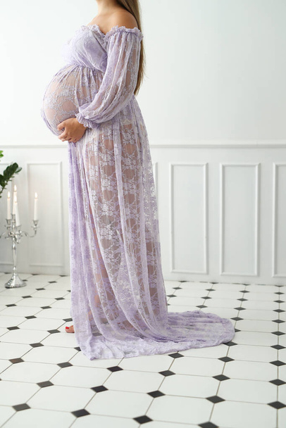 Gyönyörű terhes nő a fürdőszobában - Fotó, kép