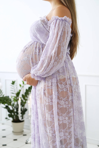 Όμορφη έγκυος γυναίκα σε ένα μπάνιο - Φωτογραφία, εικόνα