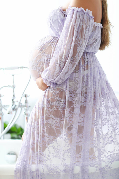Hermosa mujer embarazada en un baño - Foto, Imagen
