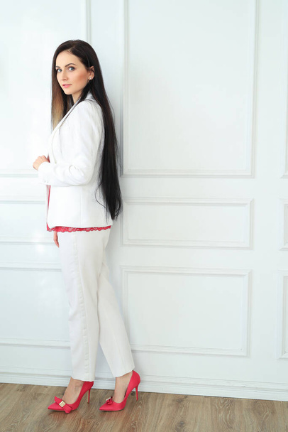 Business woman in white suit - Foto, imagen
