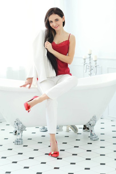 Жінка у ванні в костюмі
 - Фото, зображення