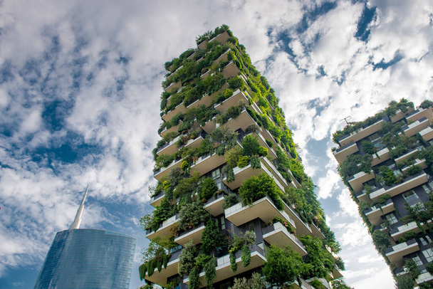 Milánó, porta nuova, 2018. május 30. Függőleges erdei épületek. Azért hívják így, mert minden torony 3 és 6 méter közötti fáknak ad otthont, ami segít enyhíteni a szmogot és oxigént termelni. - Fotó, kép
