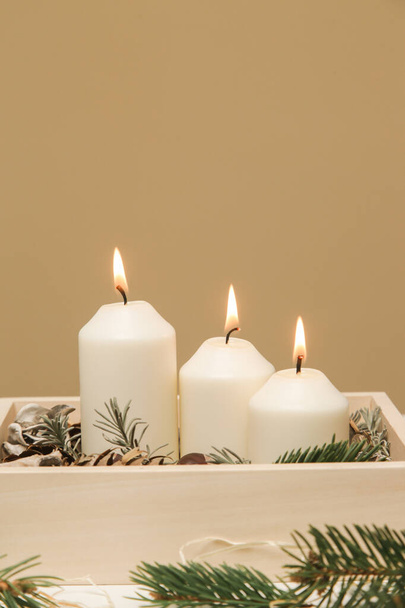 Holzkiste Weihnachten Herzstück. Einfache und kleine Dekoration mit Kerzen in Holzkiste. - Foto, Bild