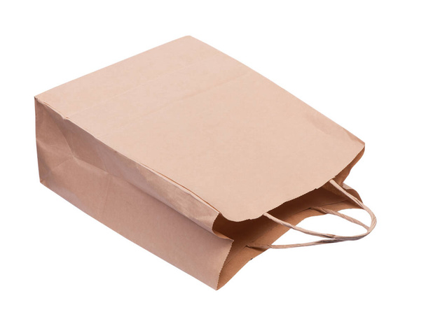 Пустой бумажный пакет с ручками на белом фоне - Фото, изображение