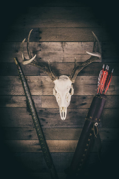 Una escena de caza con arco tradicional con arco, aljaba de flechas y astas de buck. - Foto, imagen