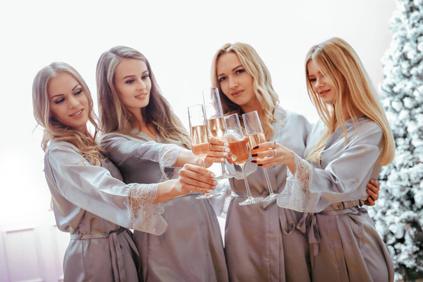 Сексуальные блондинки пьют вино на пижамной вечеринке дома - Фото, изображение