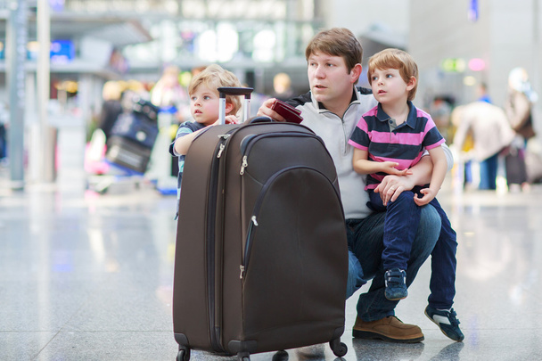 otec a dva malí kluci sourozence na letišti - Fotografie, Obrázek