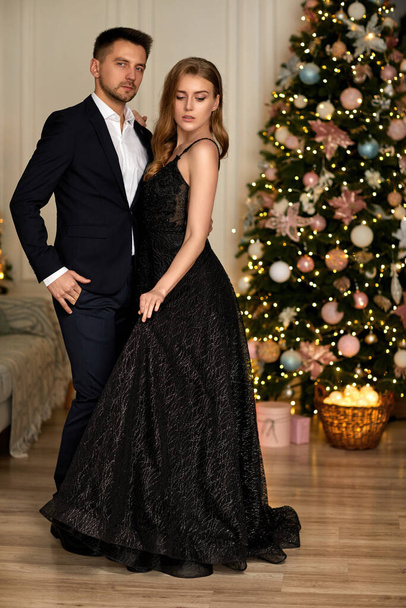 Beautiful couple celebrating Christmas together - Foto, Imagen
