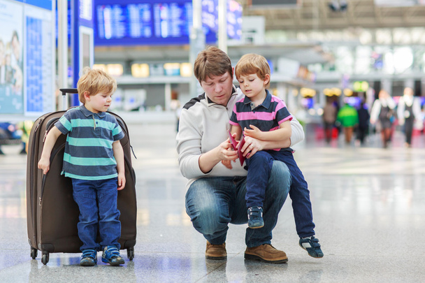 πατέρα και δύο αγοράκια αδέλφια στο αεροδρόμιο - Φωτογραφία, εικόνα