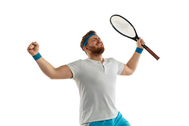 白いスタジオの背景に隔離されたプロのテニス選手の面白い感情,ゲームの興奮 - 写真・画像