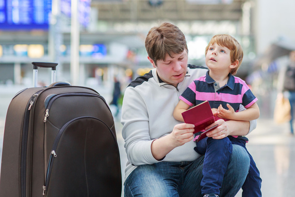 Padre e hijo pequeño en el aeropuerto
 - Foto, imagen