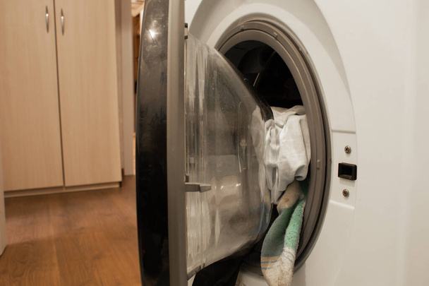 coisas limpas na máquina de lavar roupa no banheiro de perto - Foto, Imagem