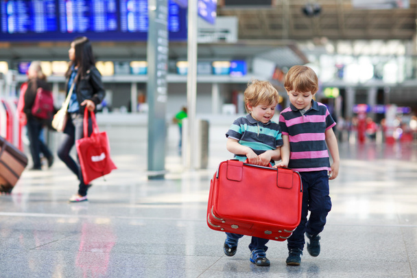 Dos hermanos se van de vacaciones al aeropuerto
 - Foto, Imagen