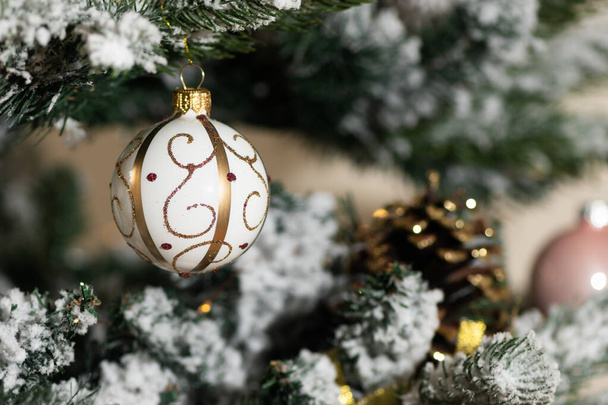 Weihnachtsgrußkarte vorhanden. Geschmückter Neujahrsbaum auf verschwommenem Hintergrund. - Foto, Bild