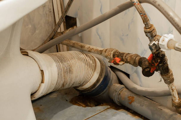 Wasserleitung mit Wasserhähnen im Bad, Reparatur des Wasserhahns in der Toilette - Foto, Bild
