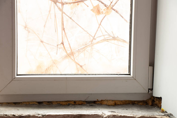 réparation de la pente sur la fenêtre, champignon sur la fenêtre, fenêtre dans l'appartement - Photo, image