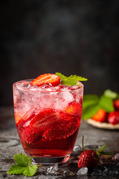 Refreshing drink with strawberry - Photo, image