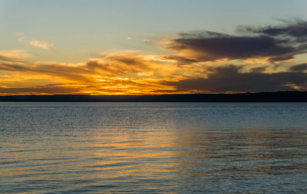 Le soleil se couche sur le Puget Sound à Burien, Washington. - Photo, image
