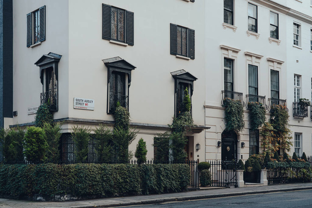 Λονδίνο, Ηνωμένο Βασίλειο - 5 Δεκεμβρίου 2020: Σειρά παραδοσιακών κατοικιών στην οδό South Audley Street στο Mayfair, μια εύπορη περιοχή στο West End του Λονδίνου στο δήμο του Westminster. - Φωτογραφία, εικόνα