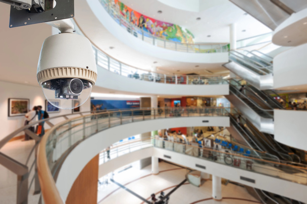 CCTV camera opereren binnen een station of een warenhuis - Foto, afbeelding