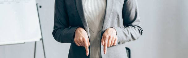 Обрезанный вид предпринимательницы, указывающей пальцами на офис, баннер  - Фото, изображение