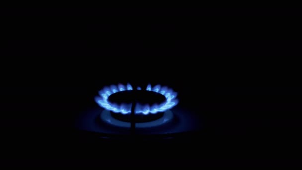 Газовая горелка включена, светится голубым пламенем, ночью на кухне. Крупный план - Кадры, видео