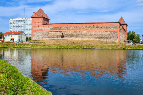 Pohled na hrad Gedimina (hrad Lida) z jezera, Lida, Bělorusko - Fotografie, Obrázek