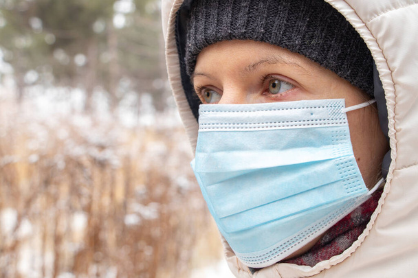 κορίτσι αντιμετωπίζουν ιατρική μάσκα χειμώνα σε εξωτερικούς χώρους close-up - Φωτογραφία, εικόνα