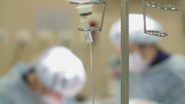 Lékaři v lékařských maskách pracují na operačním sále - Záběry, video