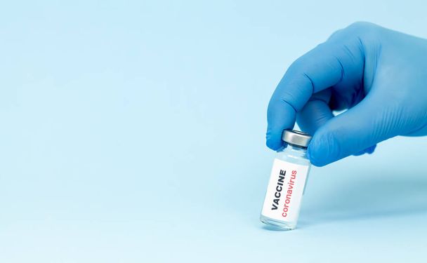 Coronavirus or COVID-19 vaccine. Doctor holding vaccine against corona virus for prevent infection. Healthcare and medicine concept - Foto, afbeelding