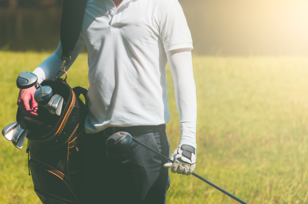 ゴルファーは、スポーツやレクリエーションの概念に、ゲームの準備ができて、多くのゴルフクラブが含まれている袋を運ぶ. - 写真・画像