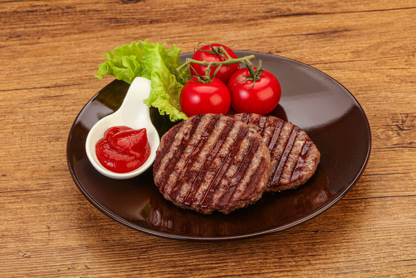 Gegrilltes Burger-Schnitzel mit Tomatensauce - Foto, Bild